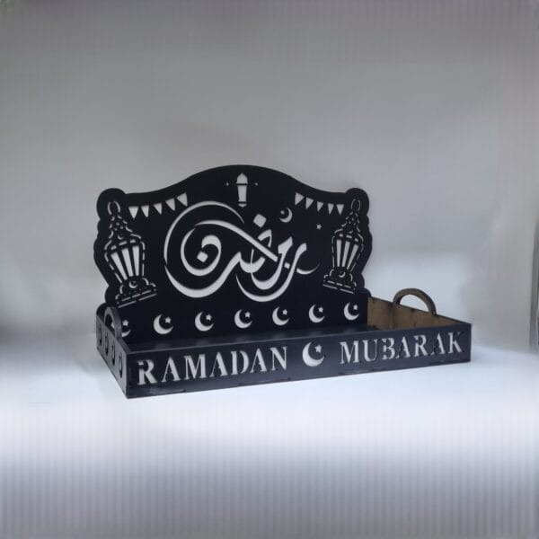 طبق حلويات بزخرفة رمضانية