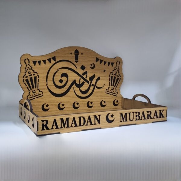 طبق حلويات بزخرفة رمضانية